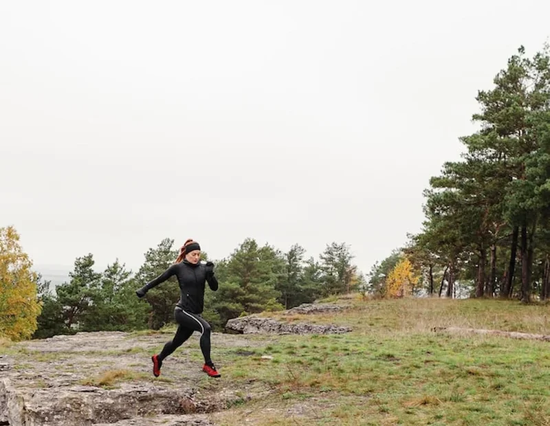 Jesień bieganie w lesie