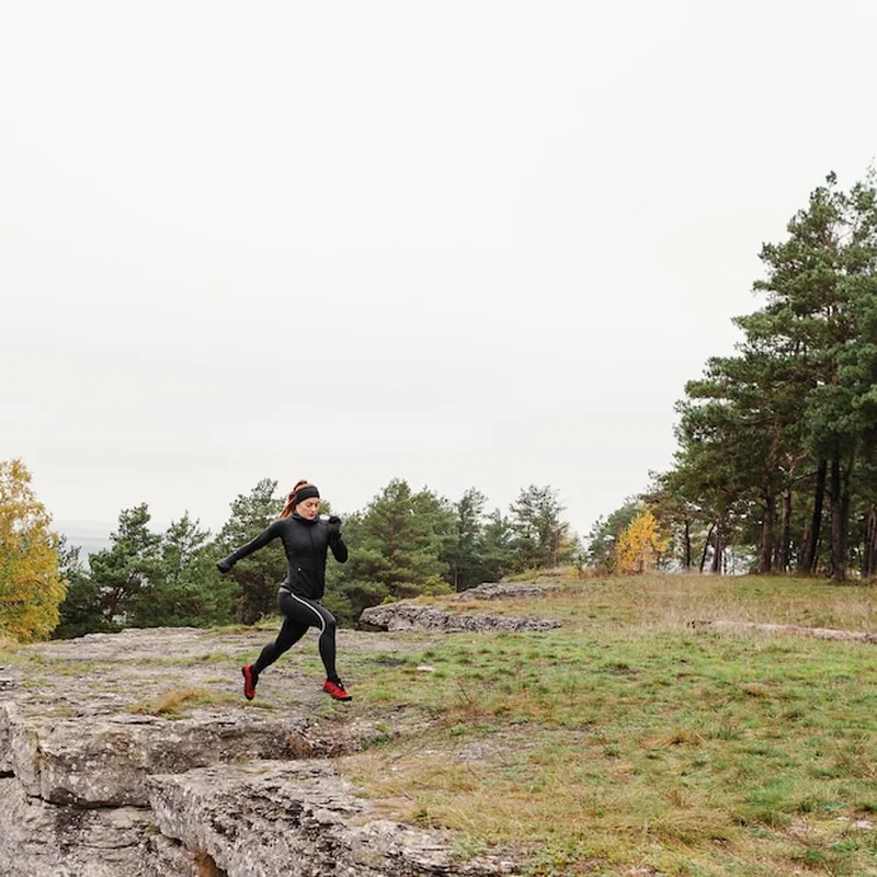 Jesień bieganie w lesie