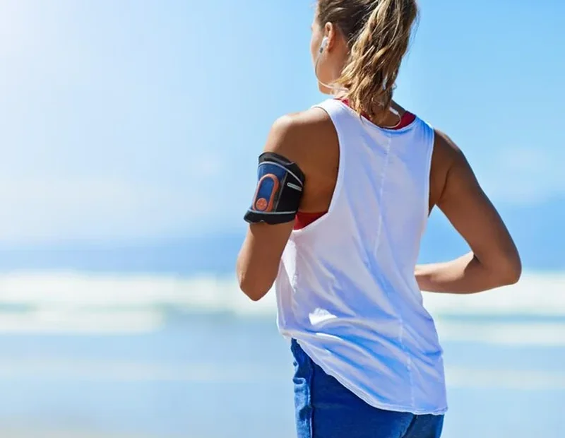 Młoda kobieta biegająca po plaży