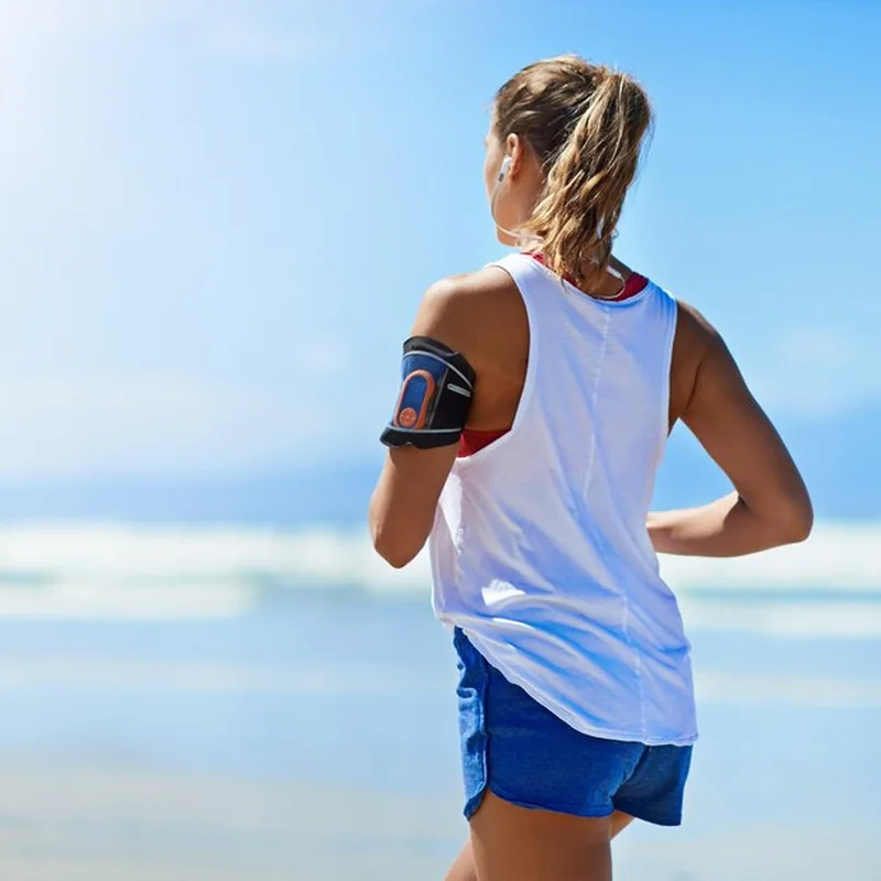 Młoda kobieta biegająca po plaży