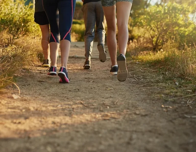 Grupa ludzi biegająca po górach w Kalifornii