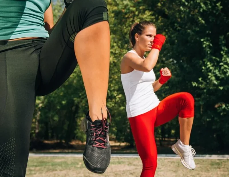 Osoba wykonująca kopnięcie z przodu w treningu TaeBo