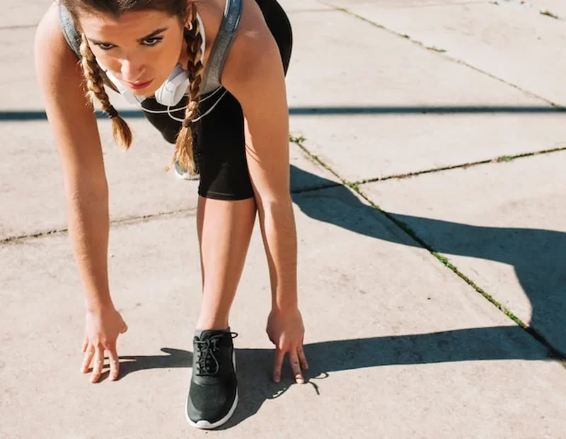 Poważna sportowczyni gotowa do biegania