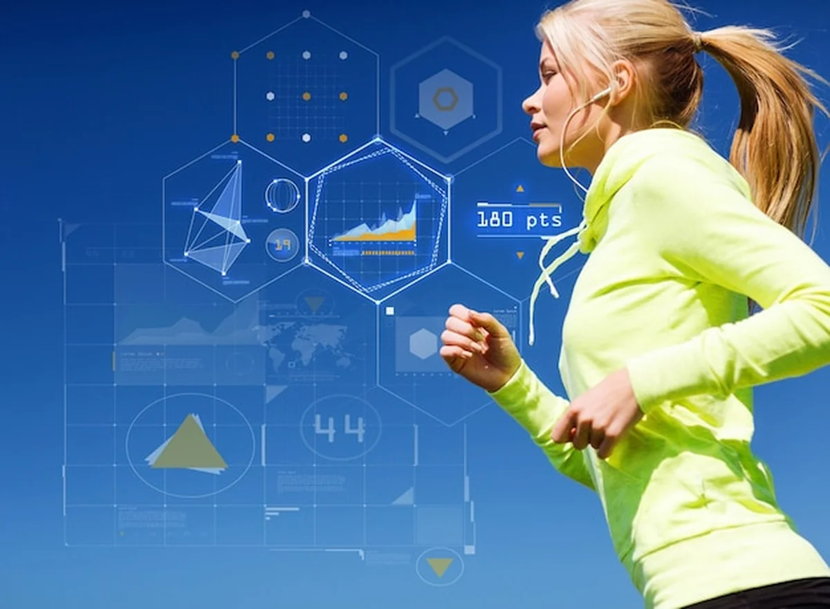 Młoda kobieta biegająca na świeżym powietrzu