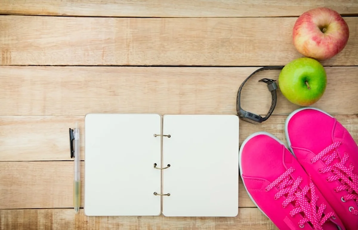 Jabłko na stole z wysokiego kąta widzenia