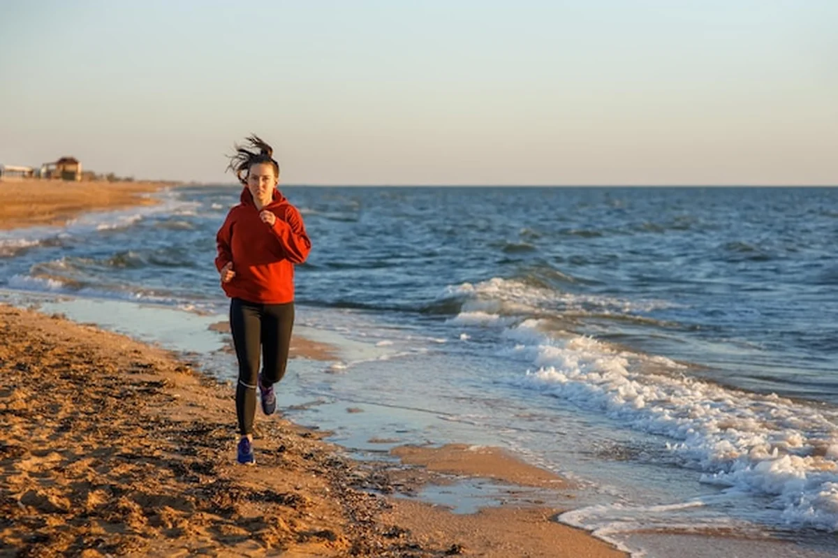 Kobieta biegnąca po plaży
