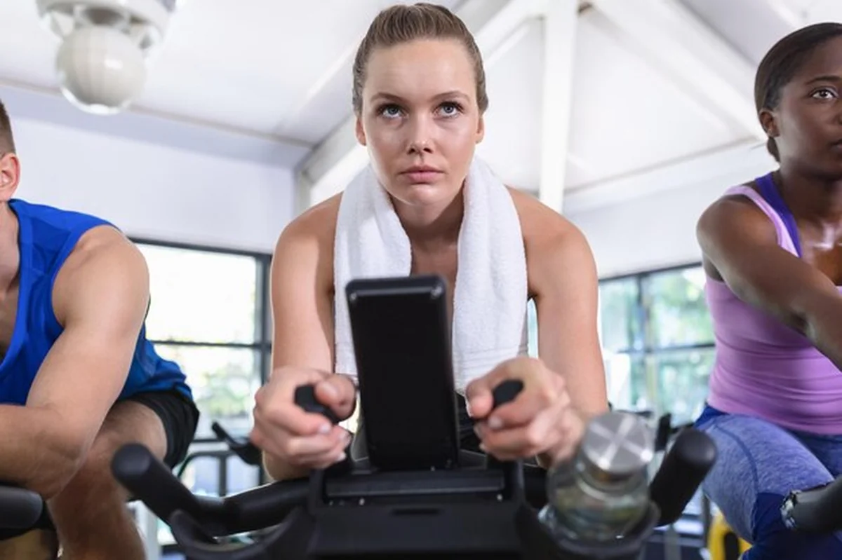 Kobieta ćwicząca na rowerze w centrum fitness