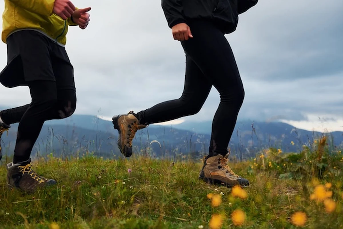 Para biegaczy górskich trenuje fitness w Karpatach
