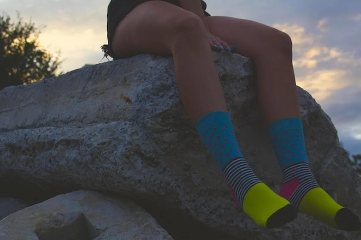 Blondynka w dziwnych skarpetkach