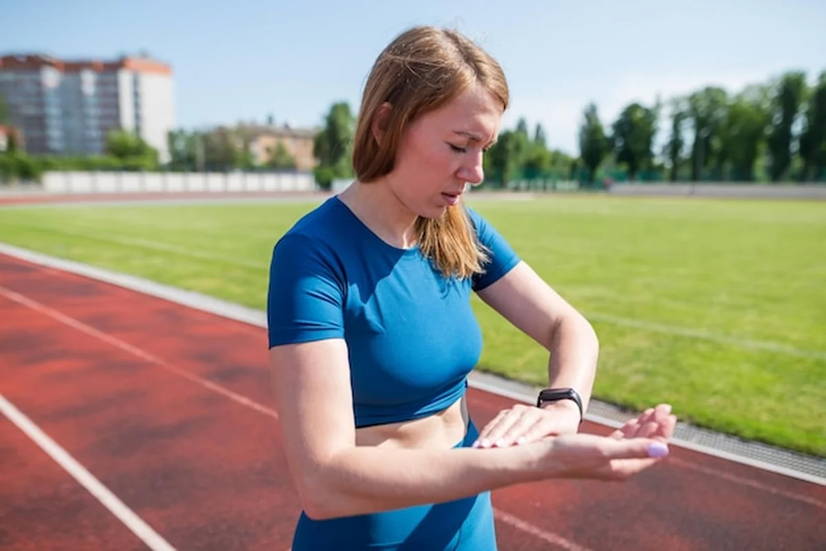 Kobieta uprawia sport na bieżni