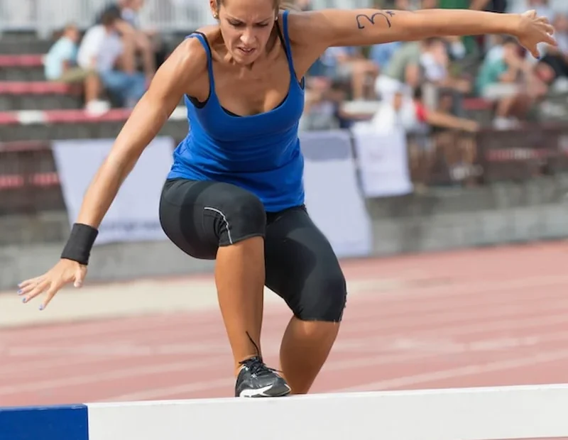 Sportowiec skaczący w dal na torze biegowym