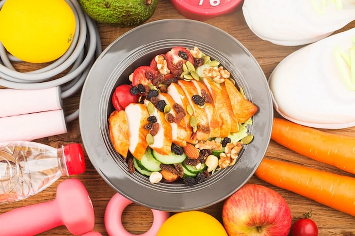 Talerz z sałatką z kurczakiem